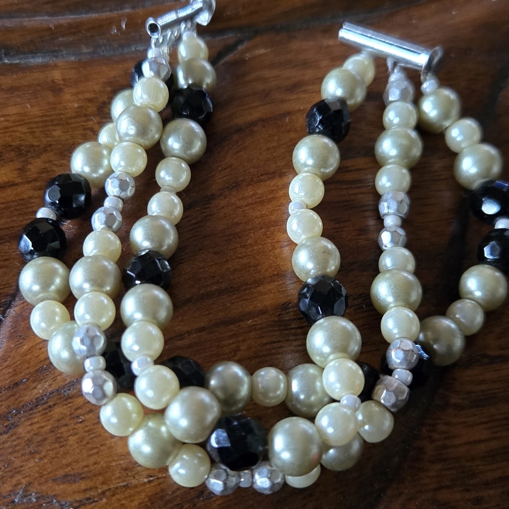 Elegant Pearl and Black Bead Bracelet - Picture 6 of 6